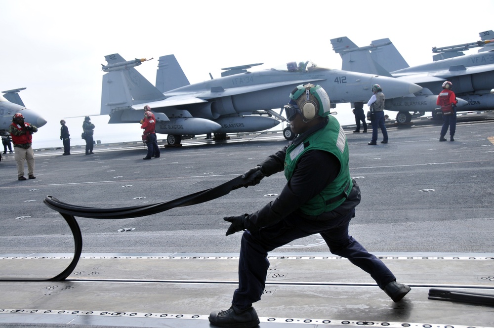 Aircraft operators aboard USS Abraham Lincoln