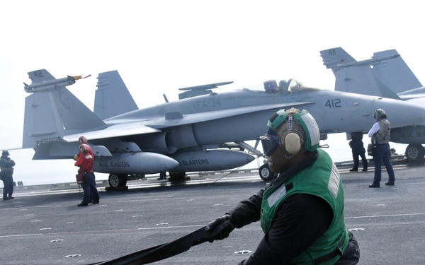 Aircraft operators aboard USS Abraham Lincoln
