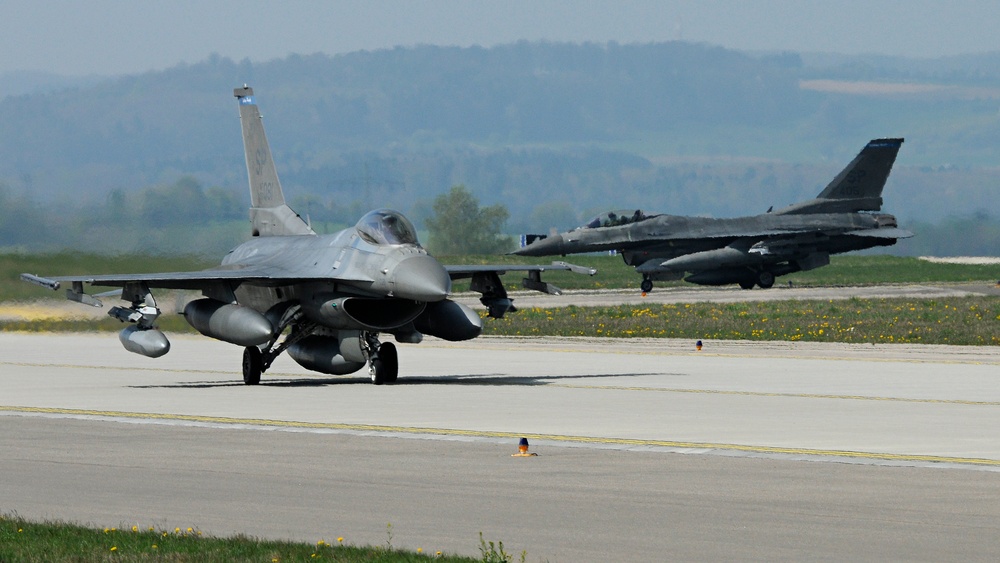 First F-16 Leave for Duluth