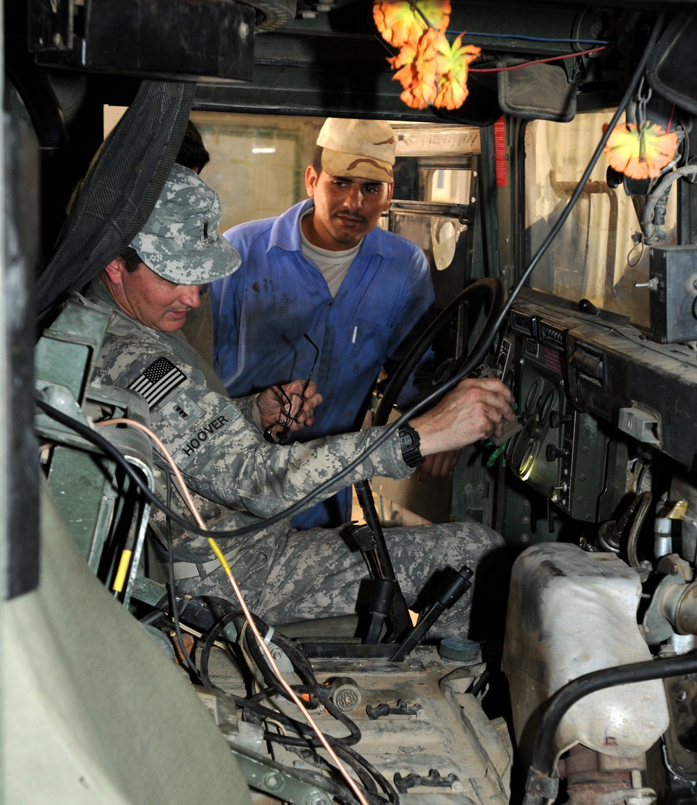 Iraqi Soldiers train to solve transmission troubles