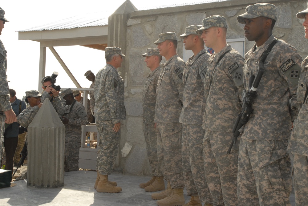 Five Mountain Warriors receive Bronze Stars with Valor