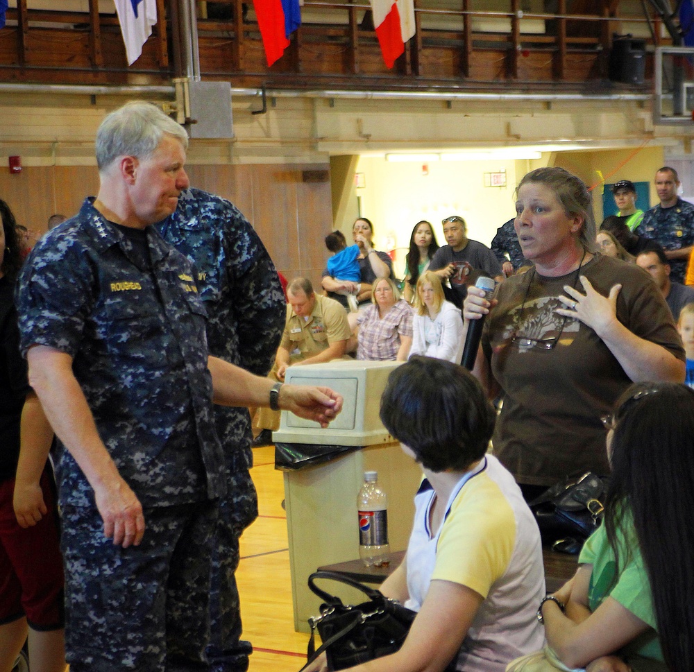 Top naval officer visits Tennessee