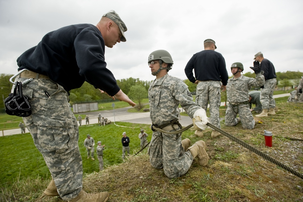 Students Attend First Air Assault School Held in Europe in 5 Years