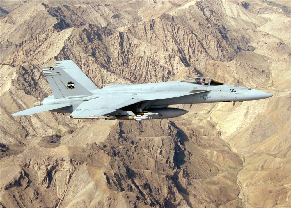 Super Hornet flies over Afghan mountains