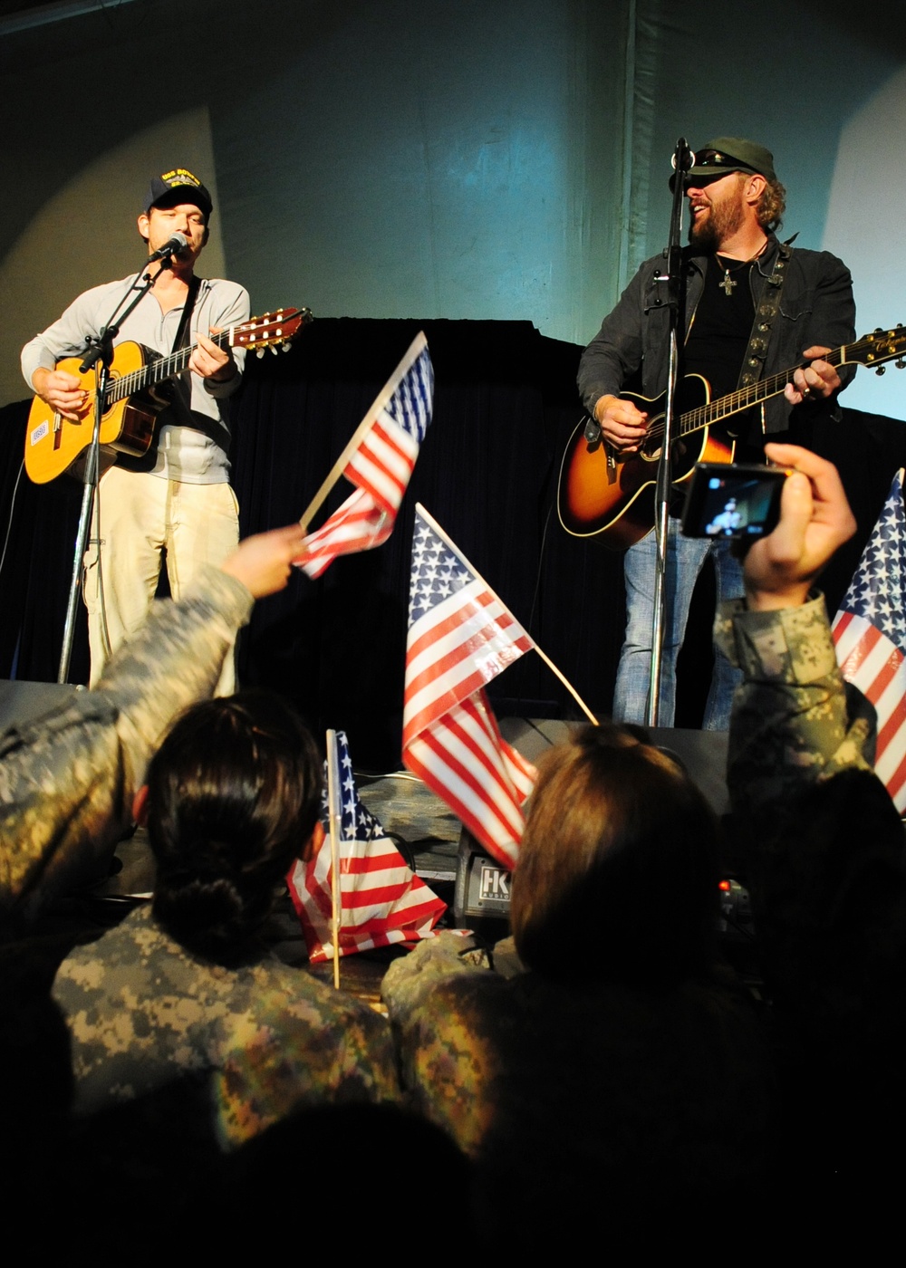 USO brings Toby Keith to Manas