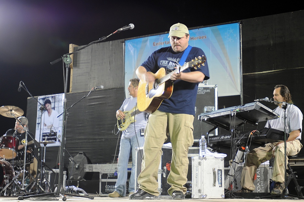 Darryl Worley supports troops