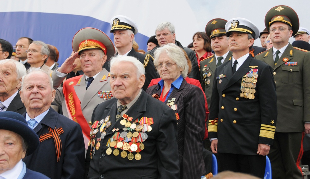 U.S. 6th Fleet commanding officer attends VE-Day parade