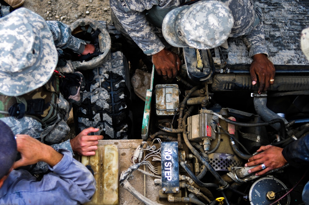 Soldiers learn vehicle maintenance