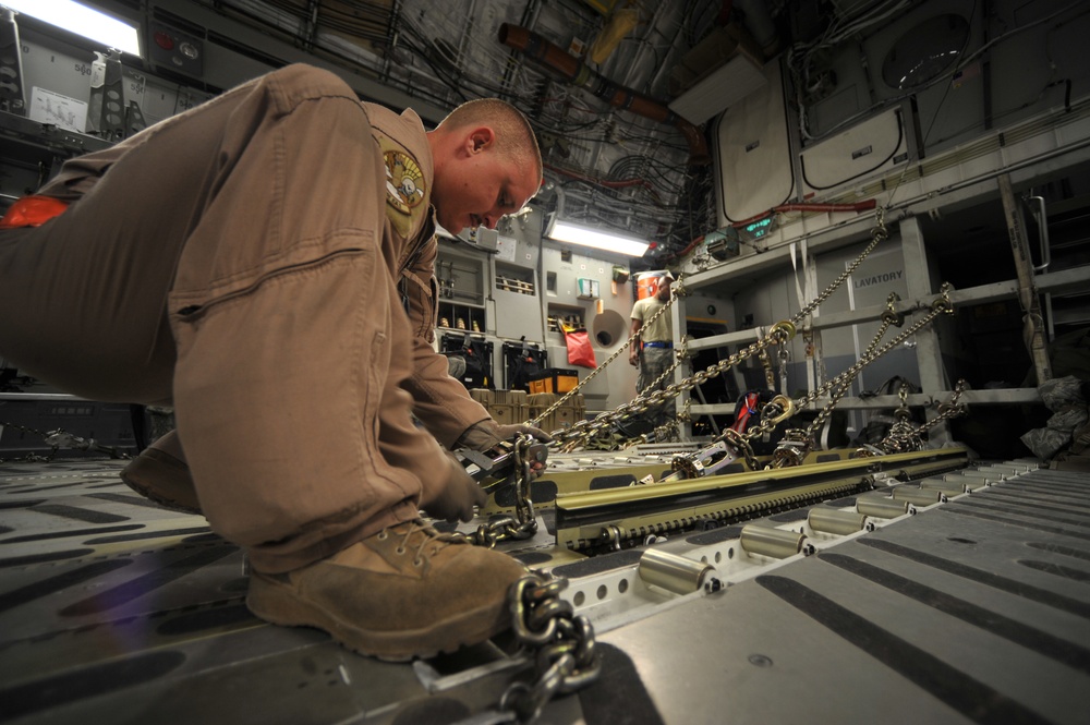 DVIDS - Images - C-17 airdrop [Image 8 of 20]