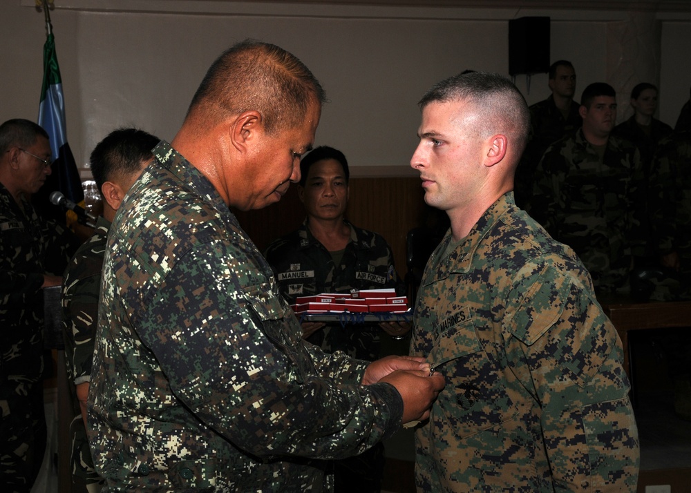 Seabees Receive Philippine Humanitarian Award for Efforts in Southern Philippines