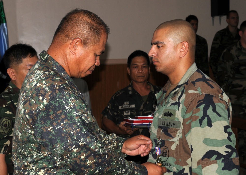 Seabees Receive Philippine Humanitarian Award for Efforts in Southern Philippines