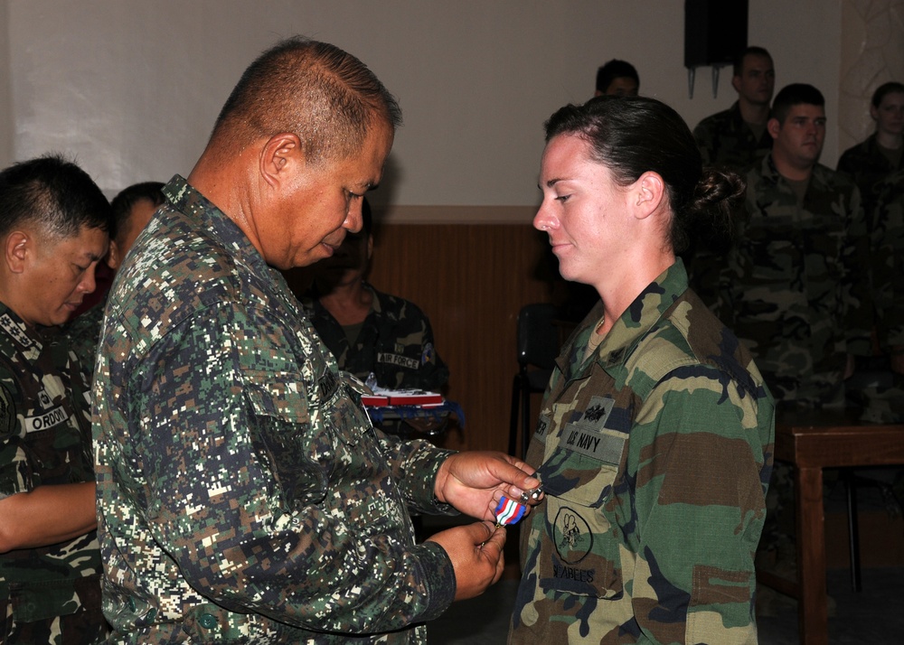 Seabees Receive Philippine Humanitarian Award for Efforts in Southern Philippines