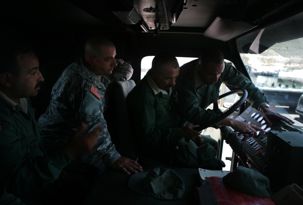 Tennessee National Guardsmen Provide Heavy Equipment Transport System Familiarization Course to Royal Moroccan Army Soldiers During AFRICAN LION 10