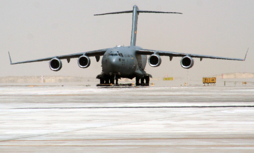 C-17 Brings Global Airlift Capability to Southwest Asia Base