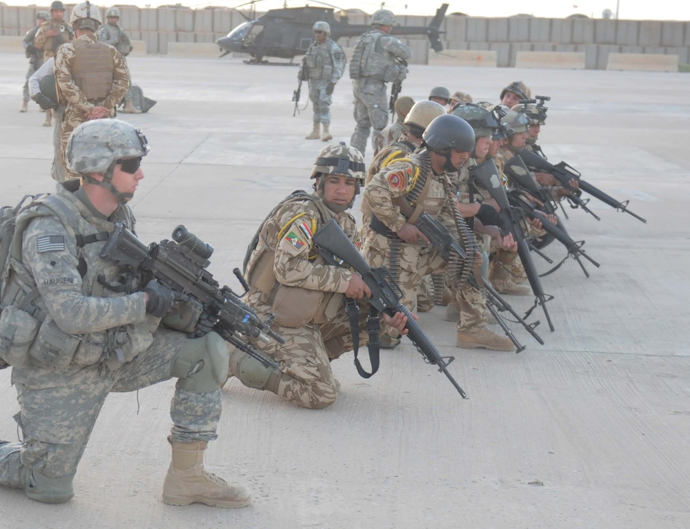 Soldiers Take Flight to Support Iraqi army