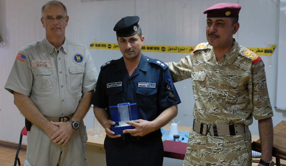 Iraqi police graduate from criminal investigation course