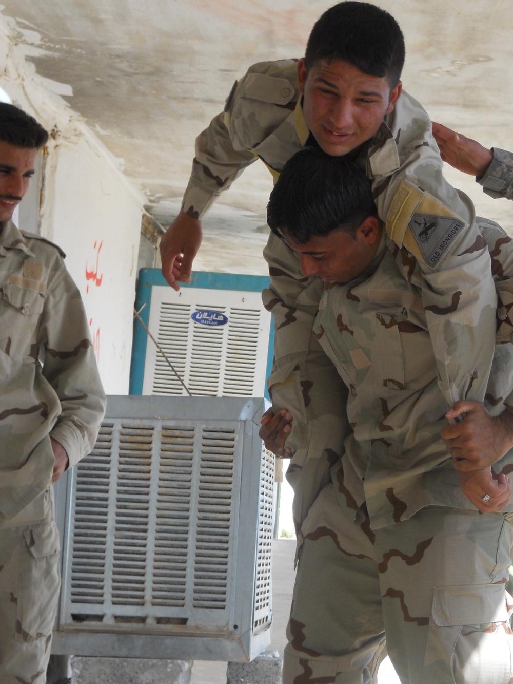 49th Iraqi Army Learn Combat Lifesavers First Aid