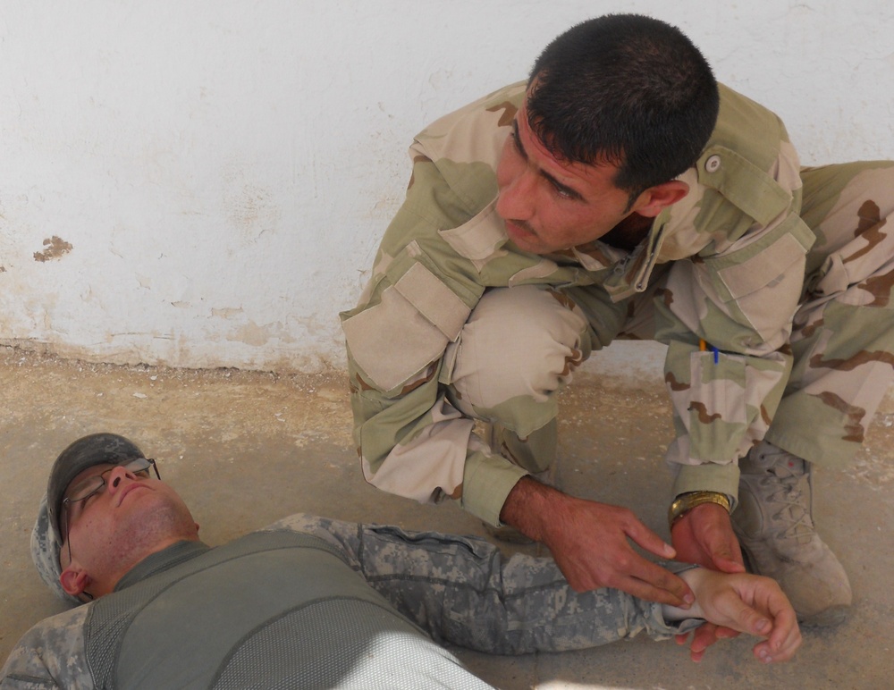 49th Iraqi Army Learn Combat Lifesavers First Aid