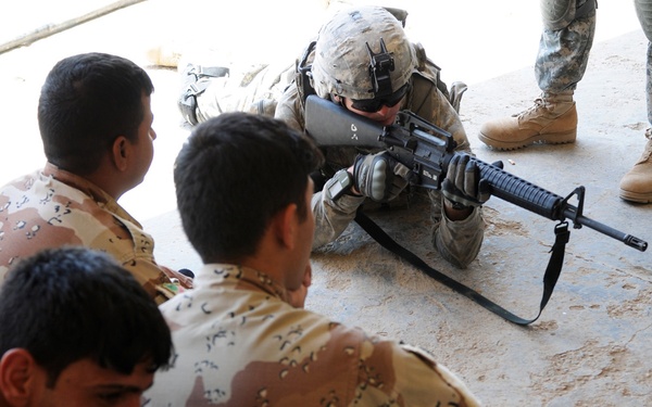 1-38 Soldiers train Iraqis in rifle marksmanship