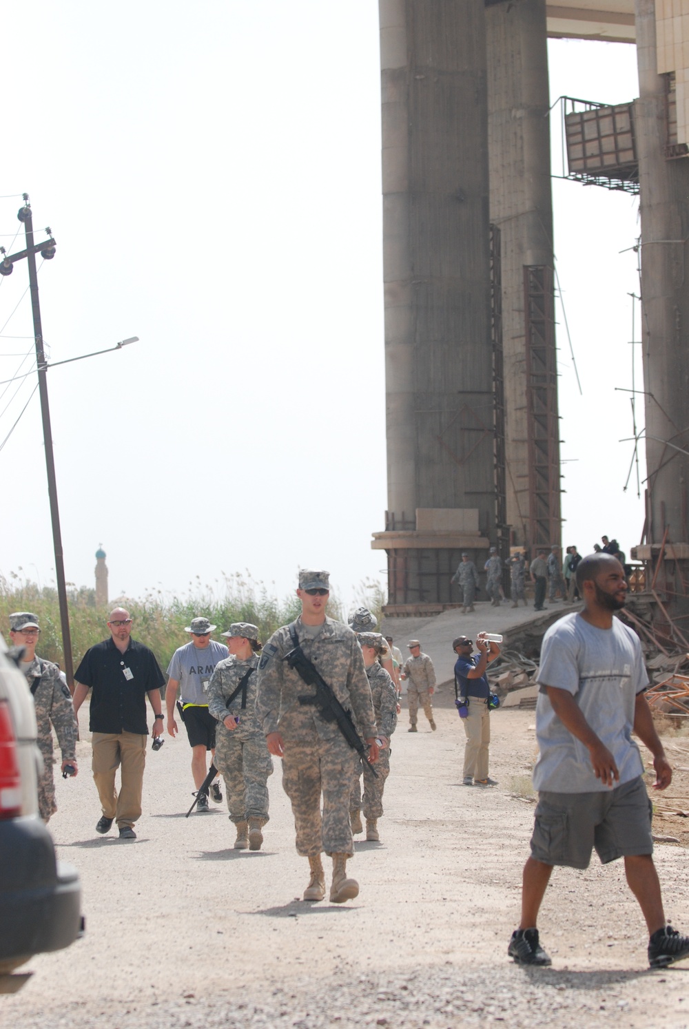 Service Members Tour Camp Slayer Palaces for Memorial Day