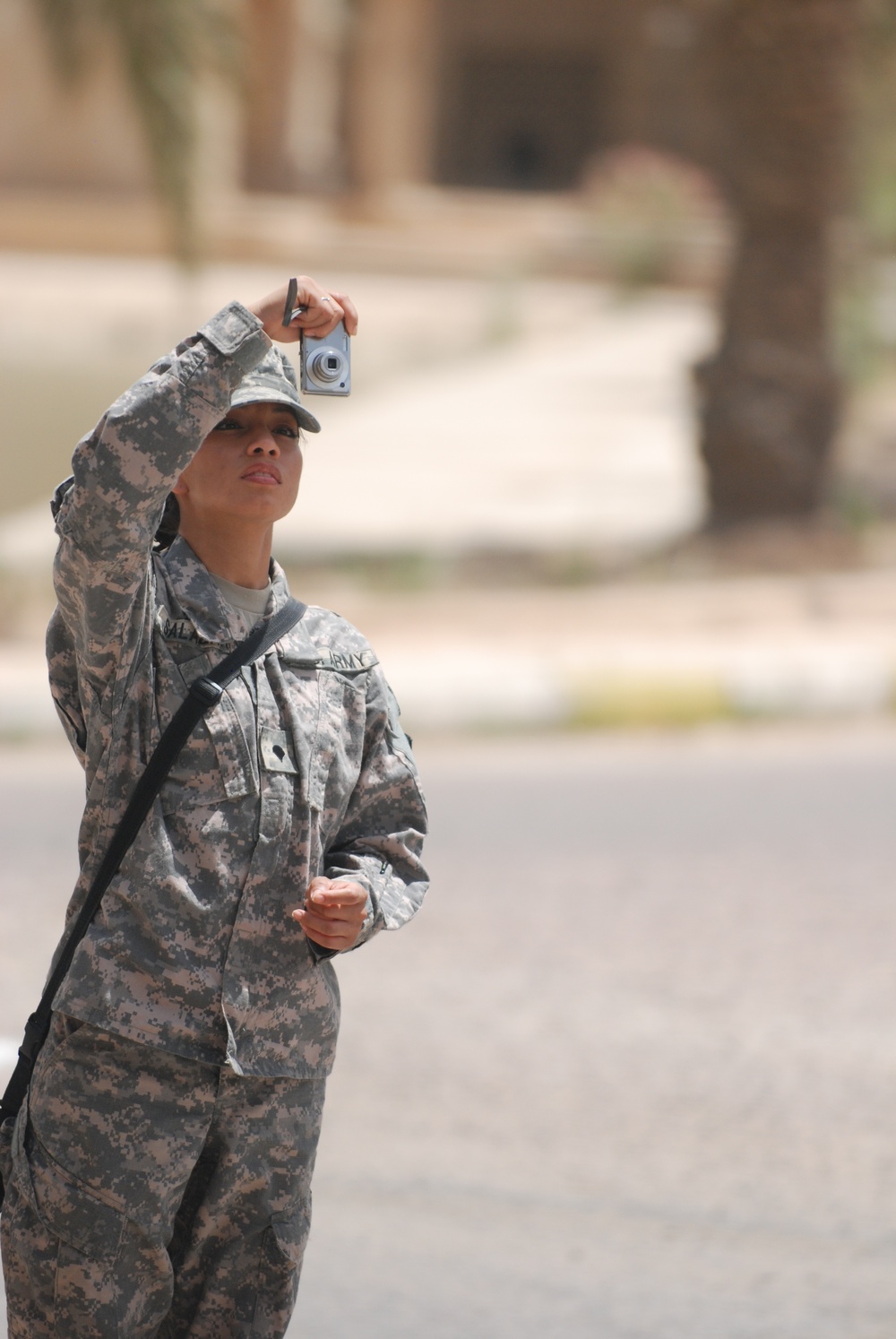 Service Members Tour Camp Slayer Palaces for Memorial Day