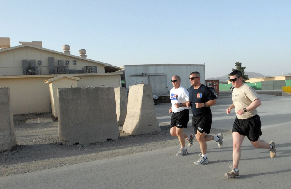 Soldiers Join Chicago 5K Memorial Day Celebration Run From Afghanistan