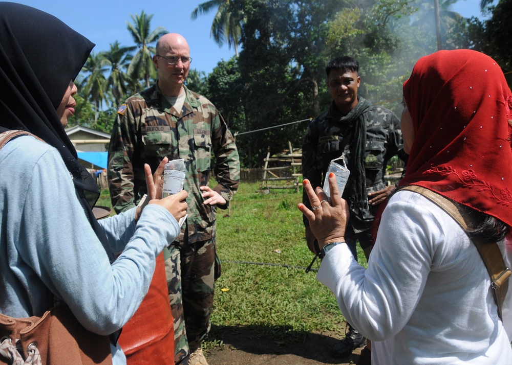 Fort Lewis Medical Team assists Philippine Marines
