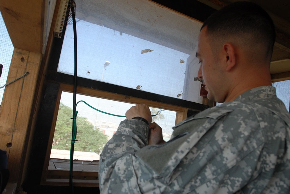 Louisiana Guard signal company enhances tower communication on Baghdad base