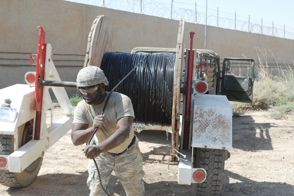 Louisiana Guard signal company enhances tower communication on Baghdad base