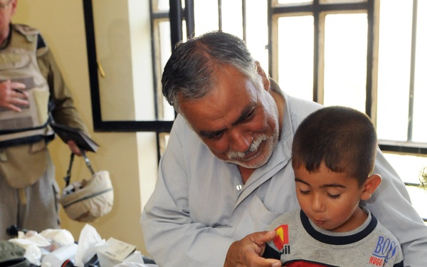 US Soldiers visit Iraqi clinic, provide medical care to locals