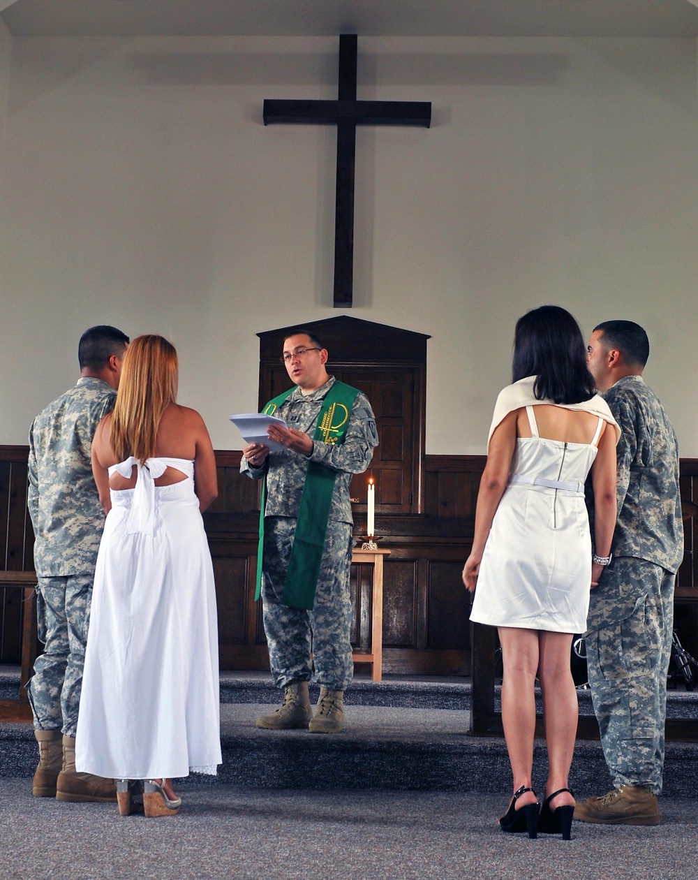 Soldiers marry at Camp Atterbury before Kosovo deployment