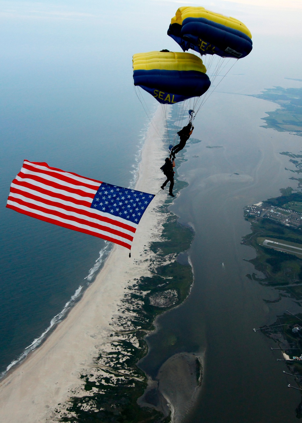 DVIDS Images Leap Frogs perform for the Ocean City Air Show [Image