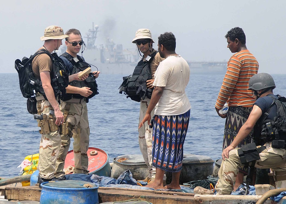 USS Ashland visits fishing dhow