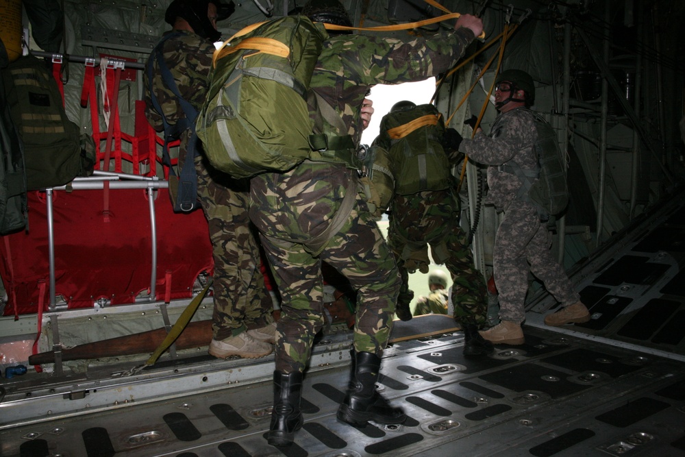 US Romanian training goes airborne