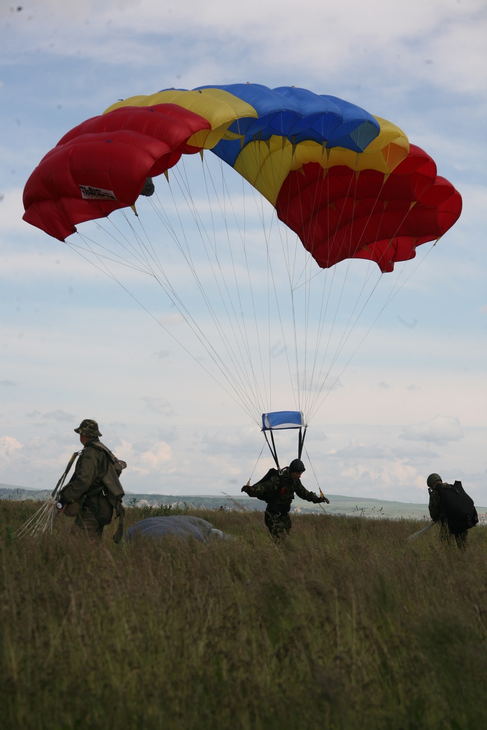 US Romanian training goes airborne