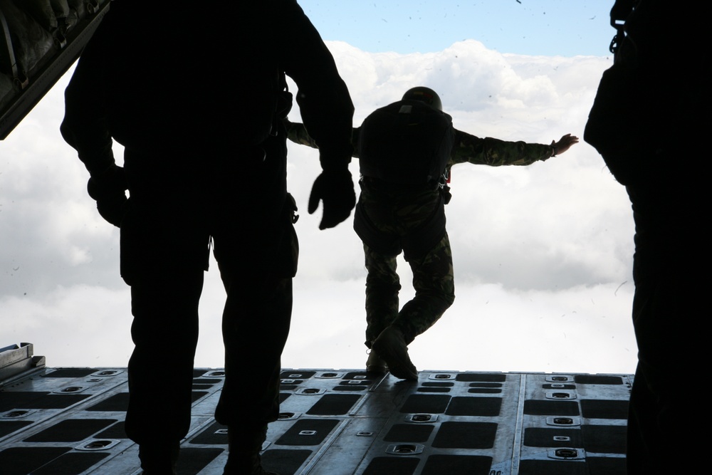 US Romanian training goes airborne