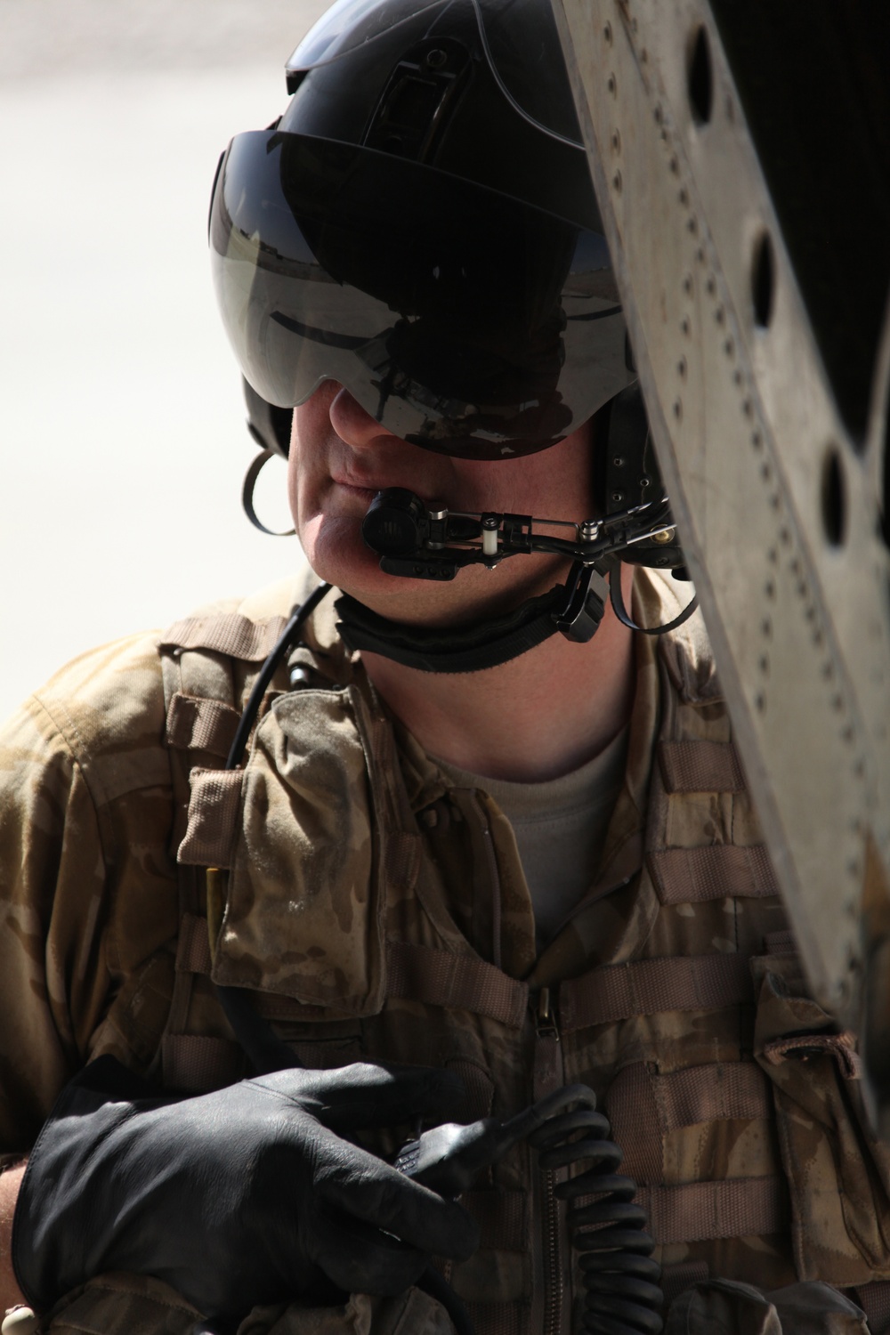 CG and Sgt. Maj. of 3rd MAW Take Familiarization Flight Aboard a British CH-47 Chinook