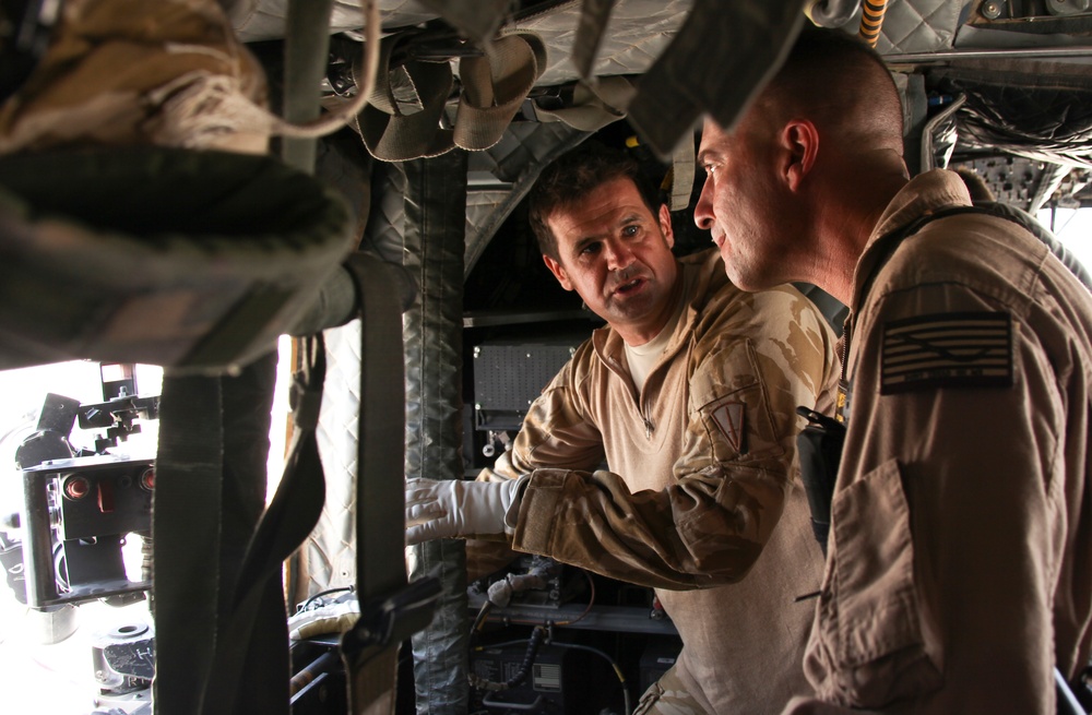 CG and SgtMaj of 3rd MAW Take Familiarization Flight Aboard a British CH-47 Chinook