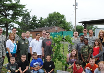 Students, Airmen share day to remember