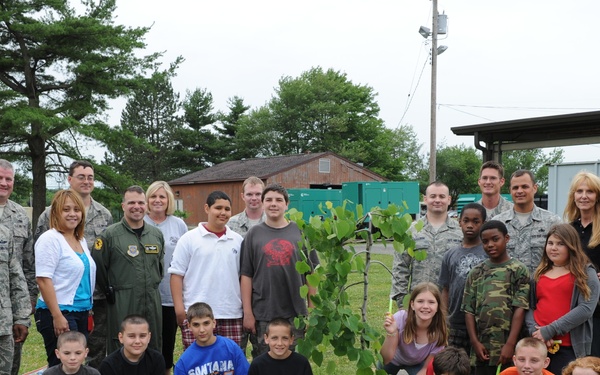 Students, Airmen share day to remember