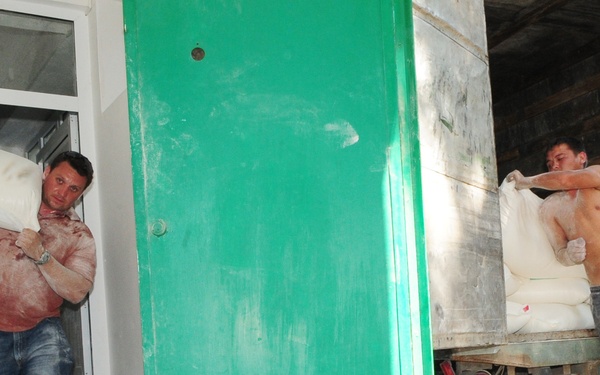 Airmen purchase, deliver food for Osh