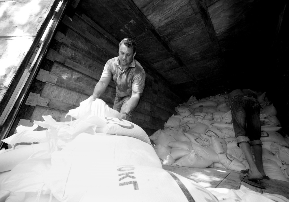 Airmen purchase, deliver food for Osh