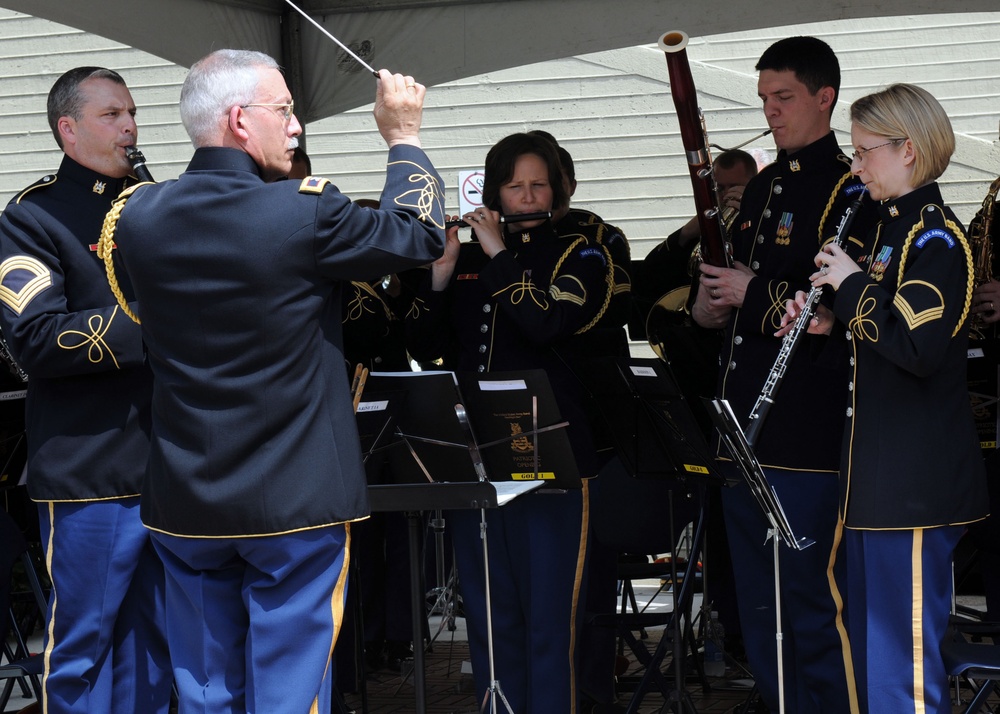 Gates Cites Leaders' Responsibilities at Army Birthday Event