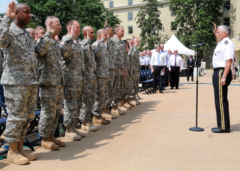 Gates Cites Leaders' Responsibilities at Army Birthday Event
