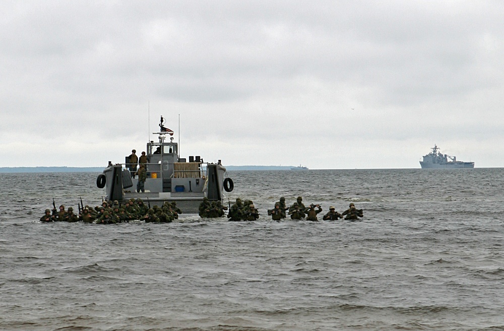 Marines, Estonians Take Beach During Amphibious Interoperability Demonstration