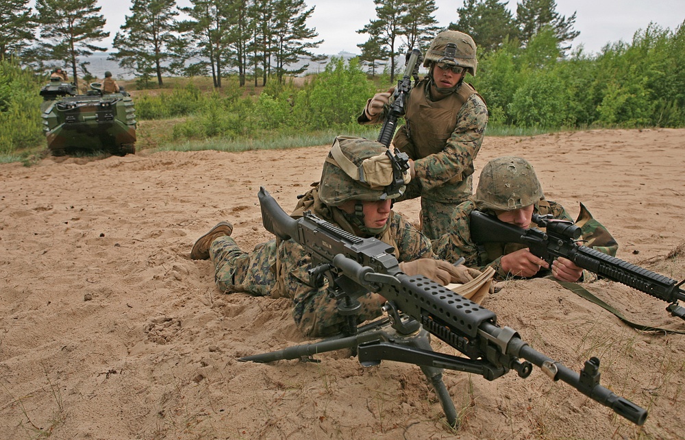 Marines, Estonians Take Beach During Amphibious Interoperability Demonstration