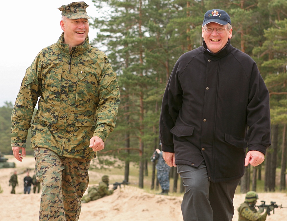 Marines, Estonians Take Beach During Amphibious Interoperability Demonstration