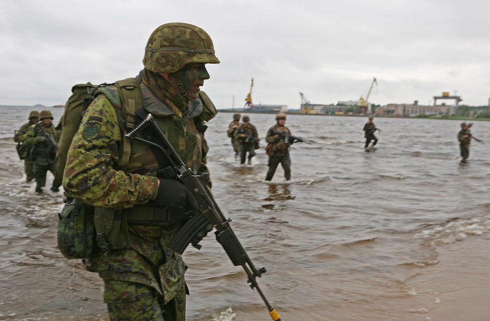 Marines, Estonians Take Beach During Amphibious Interoperability Demonstration