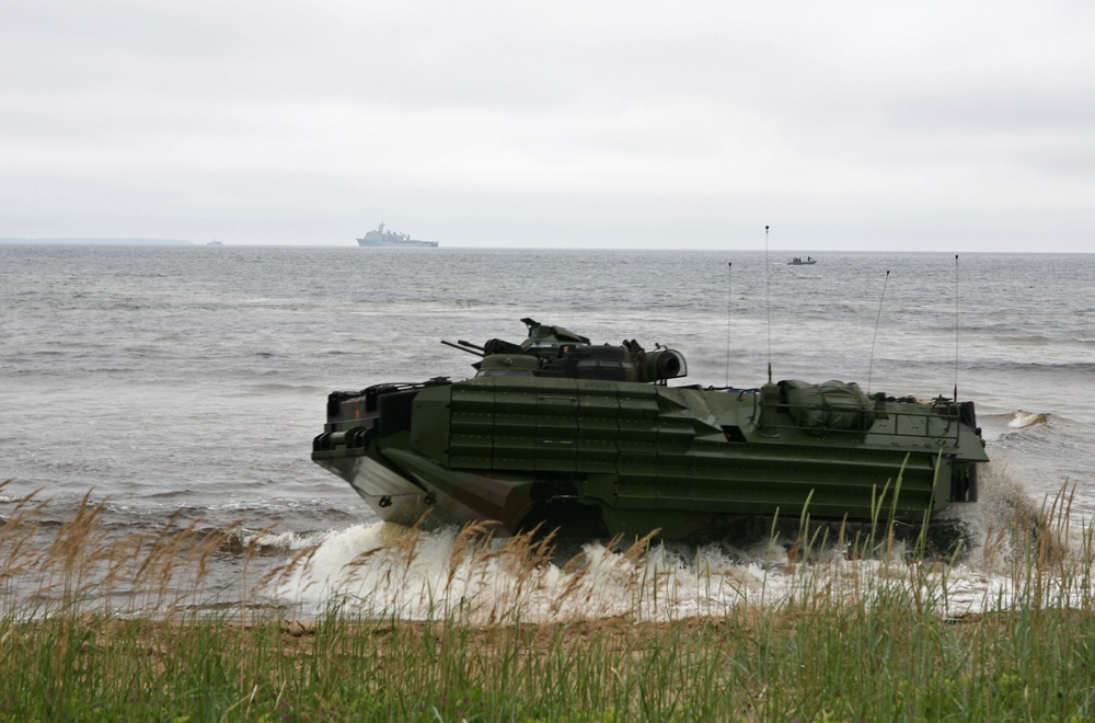 Marines, Estonians Take Beach During Amphibious Interoperability Demonstration