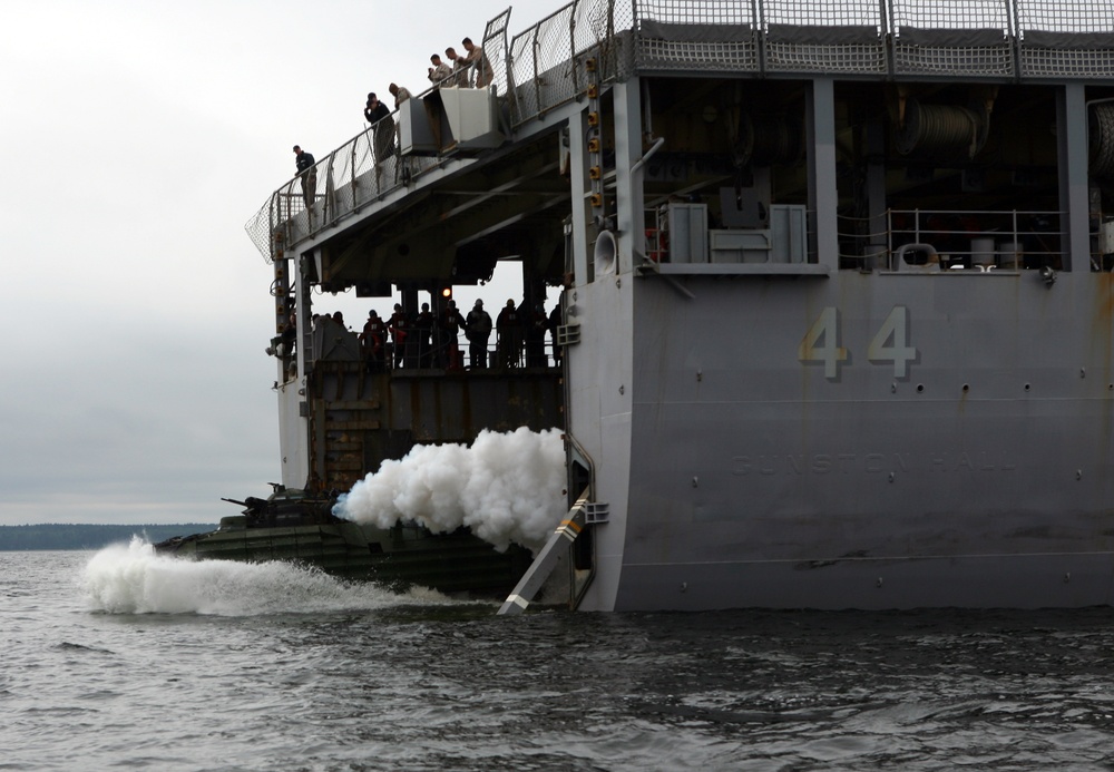 Marines, Estonians take beach during amphibious interoperability demonstration